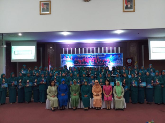 PKK Foto bersama saat peringatan HKG PKK ke 47 di gedung serbaguna Nilam Sari Kantor Bupati, Rabu (24/4)