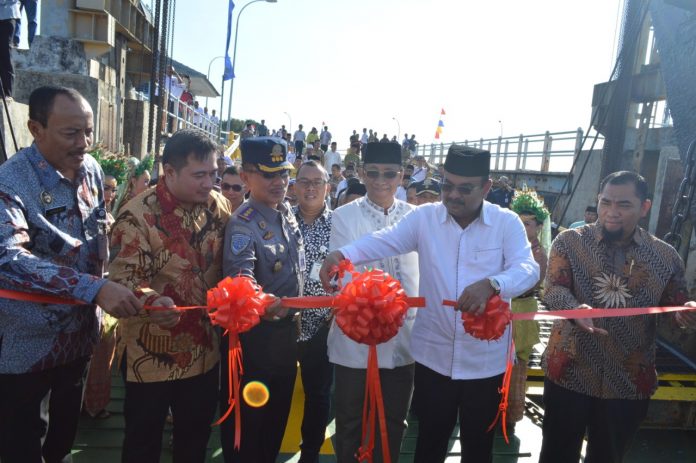 Bupati Karimun Aunur Rafiq meresmikan pelayaran perdana kapal roro KMP Kakap rute Pulau Karimun ke Kundur, Jumat (5/4)