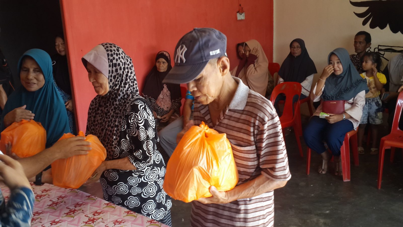 Penantian Paket Sembako Menjelang Idul Fitri