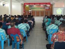 Bupati-Aunur-Rafiq-Menyerahkan-Insentif-RT-RW-di-5-Kecamatan