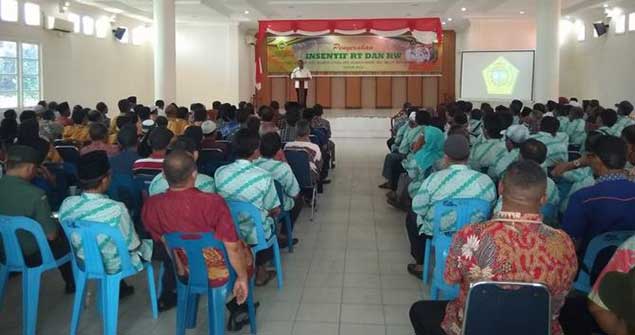 Bupati-Aunur-Rafiq-Menyerahkan-Insentif-RT-RW-di-5-Kecamatan Bupati-Aunur-Rafiq-Menyerahkan-Insentif-RT-RW-di-5-Kecamatan