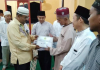 Bupati Karimun, H Aunur Rafiq saat menyerahkan bantuan kepada pengurus Masjid At-Taqwa Desa Lubuk Kecamatan kundur Ahad (26/5/2019).