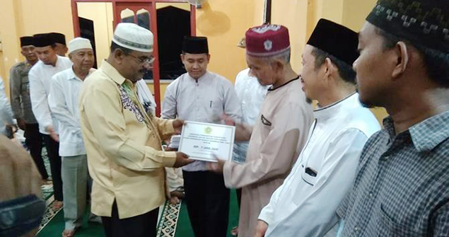 Bupati Karimun, H Aunur Rafiq saat menyerahkan bantuan kepada pengurus Masjid At-Taqwa Desa Lubuk Kecamatan kundur Ahad (26/5/2019).