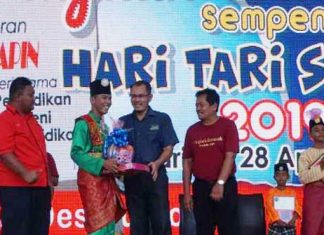 Sanggar Mawar Tanjoeng, peraih juara satu pada Festival Zapin ‘Tingkah Serentak’, sempena hari tari sedunia yang digelar di Desaru Reverside Coast Johor Malaysia, pada 28 April 2019.