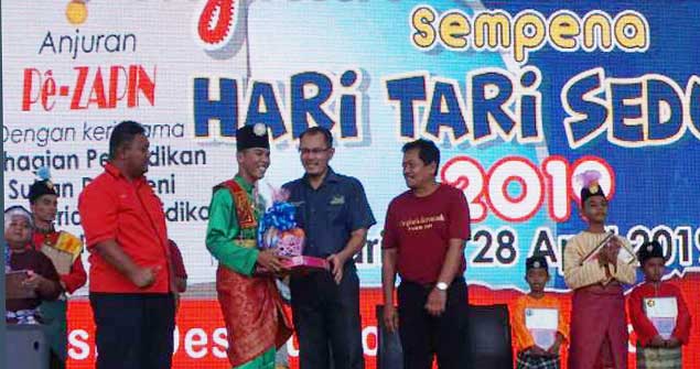 Sanggar Mawar Tanjoeng, peraih juara satu pada Festival Zapin ‘Tingkah Serentak’, sempena hari tari sedunia yang digelar di Desaru Reverside Coast Johor Malaysia, pada 28 April 2019.