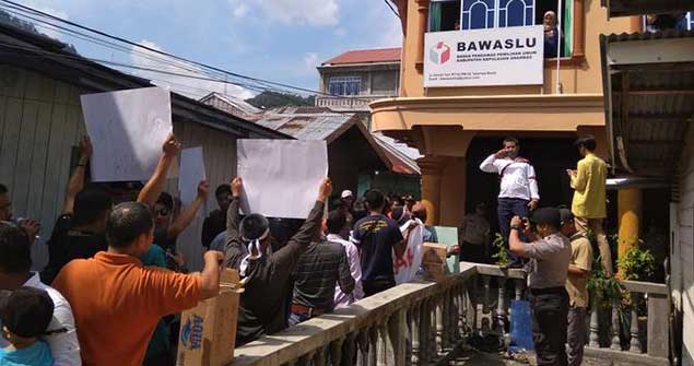 Aksi AMPD, saat berorasi didepan kantor Bawaslu KKA, Sabtu (04/05/2019).