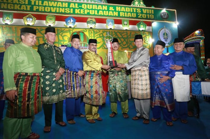 Bupati Karimun Aunur Rafiq menerima piala juara umum STQH Kepri dari Gubernur Kepri Nurdin Basirun, Rabu malam (1/5) di Kabupaten Bintan