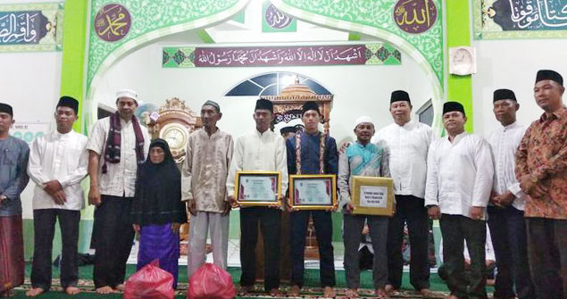 Foto Bersama para penerima bantuan dari Pemkab Anambas, bersama tokoh agama di Masjid Almunawarah