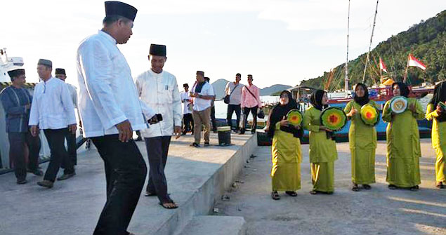 Bupati abdul haris beserta rombongan, disambut dengan kompang oleh masyarakat setempat.