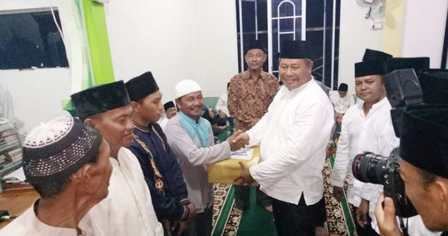 Penyeraha Bantuan para pengurus Masjid Al Munawarah