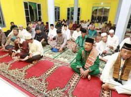 Rombongan Wakil Bupati Karimun H. Anwar Hasyim di masjid An-Nur Pulau Moro, Sabtu (11/05).