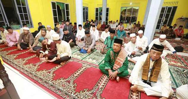 Rombongan Wakil Bupati Karimun H. Anwar Hasyim di masjid An-Nur Pulau Moro, Sabtu (11/05).