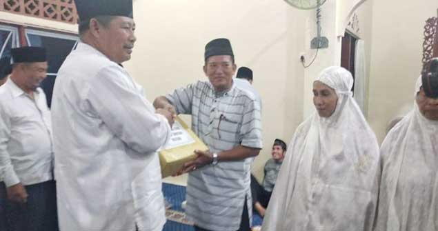 Penyerahan bantuan yang dilakukan oleh Bupati KKA, Abdul Haris, kepada Pengurus Masjid, Jami Baiturrahim