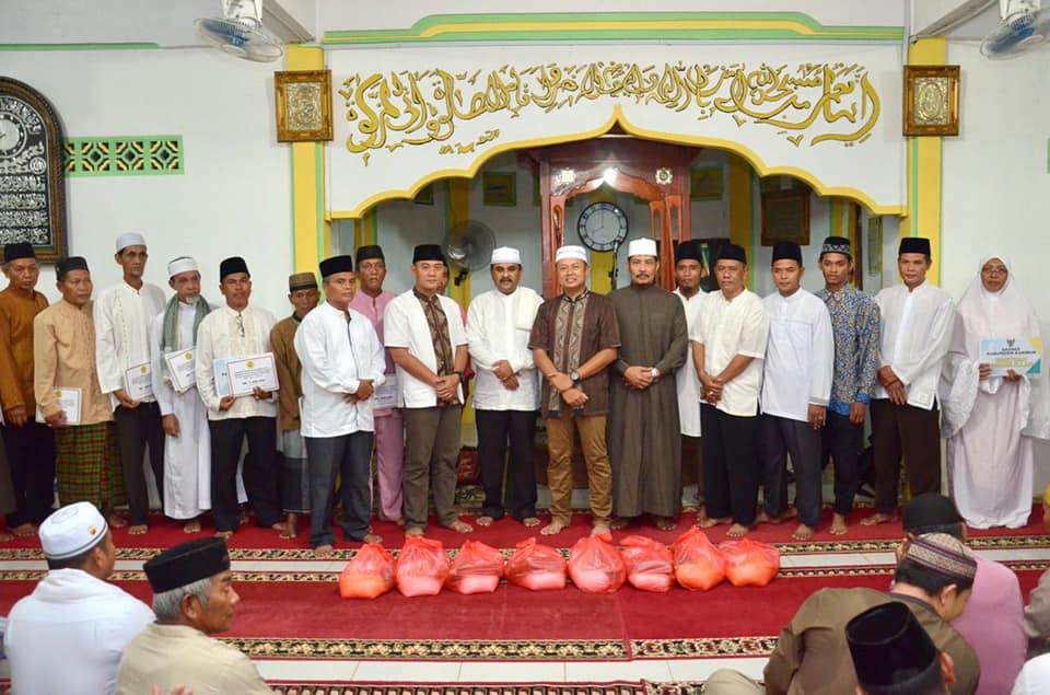 Bupati Bagikan Sembako Untuk Kaum Dhuafa dan Safari Ramadhan