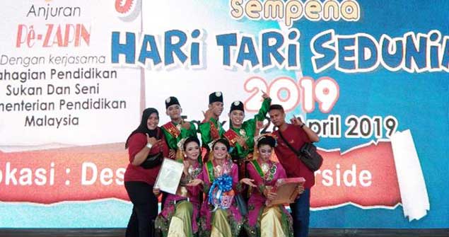 Sanggar Mawar Tanjoeng, berhasil merebut juara satu pada Festival Zapin ‘Tingkah Serentak’, sempena hari tari sedunia yang digelar di Desaru Reverside Coast Johor Malaysia, pada 28 April 2019.