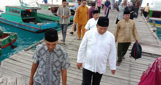 Rombongan Safari Ramadan saat tiba di pelabuhan desa Sunggak, Kecamatan Jemaja.