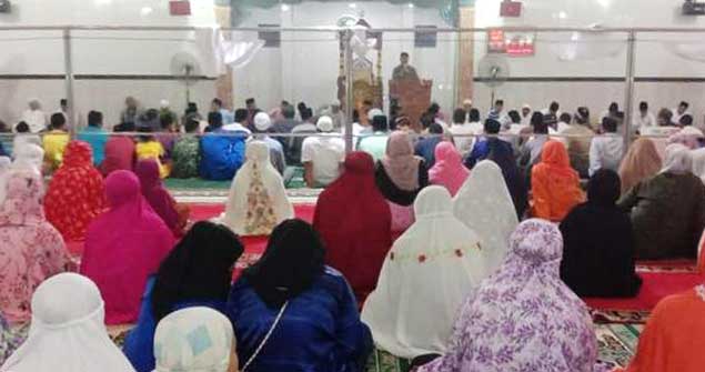 Para Jemaah Saat mendengarkan tausiah di Masjid Jam' Nurul Huda