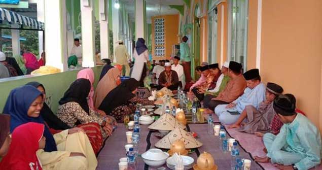 Safari Ramadhan diawali dengan buka puasa bersama jemaah di Masjid Jami' Nurul Huda Desa Payalaman Kecamatan Palmatak.Safari Ramadhan diawali dengan buka puasa bersama jemaah di Masjid Jami' Nurul Huda Desa Payalaman Kecamatan Palmatak.