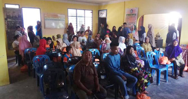Mahasiswa Asal Ungar Bagi-bagikan Paket Sembako di Alai