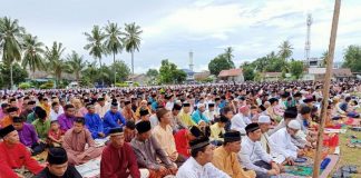 Para jemaah sholat idul fitri 1440 H di lapangan bola Gelora Tanjungbatu