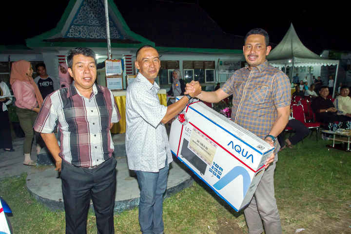 Wakil Bupati Kepulauan Anambas Wan Zuhendra saat menyerahkan hadiah Pertandingan Domino dalam Rangka HUT Kabupaten Anambas