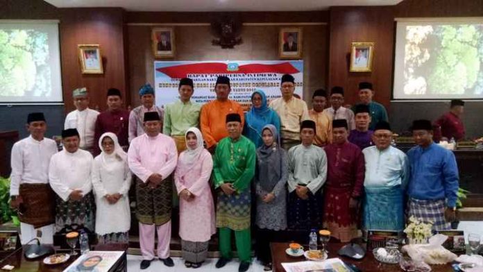 Foto bersama usai rapat paripurna di Gedung DPRD KKA, Senin (24/06/2019).
