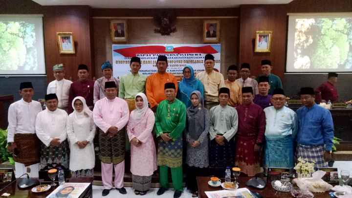 Foto bersama usai rapat paripurna di Gedung DPRD KKA, Senin (24/06/2019).