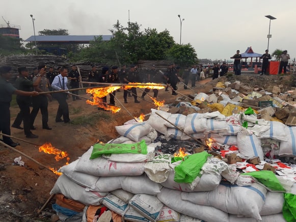 Kanwil Bea Cukai Kepri Bakar 7.898 Handphone