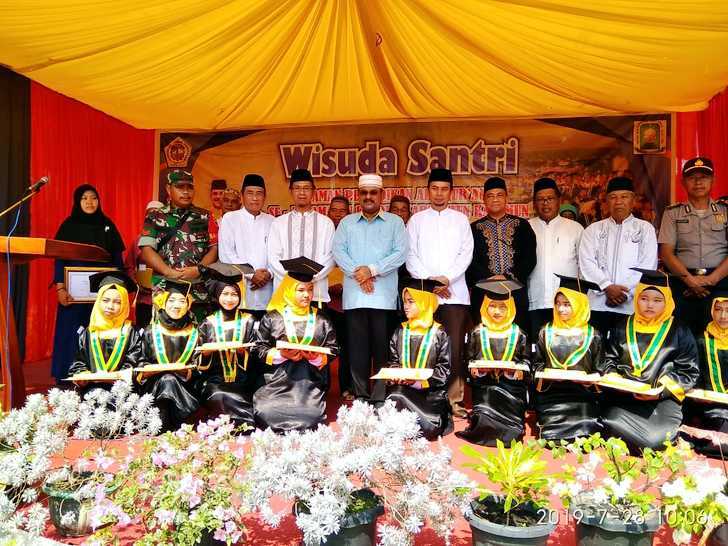 Bupati Karimun Mewisuda 304 Orang Santriwan dan Santriwati (2)