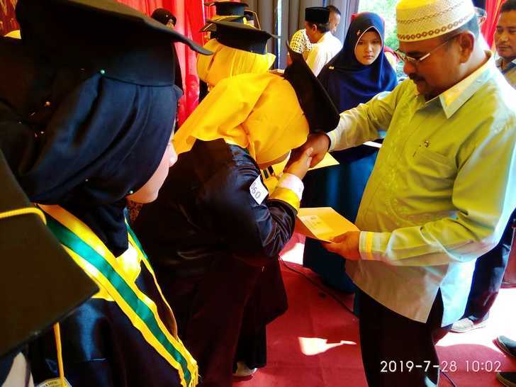 Bupati Karimun Mewisuda 304 Orang Santriwan dan Santriwati