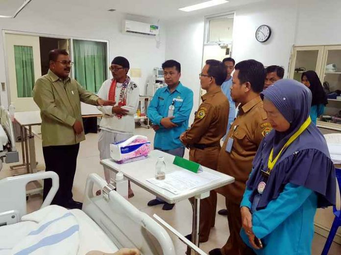 Bupati Karimun Saat Bertemu Dengan Orang Tua Landra Wiguna, Pasien Penderita Kanker Otak, di RSUD M Sani Karimun Bupati Karimun Saat Bertemu Dengan Orang Tua Landra Wiguna, Pasien Penderita Kanker Otak, di RSUD M Sani Karimun