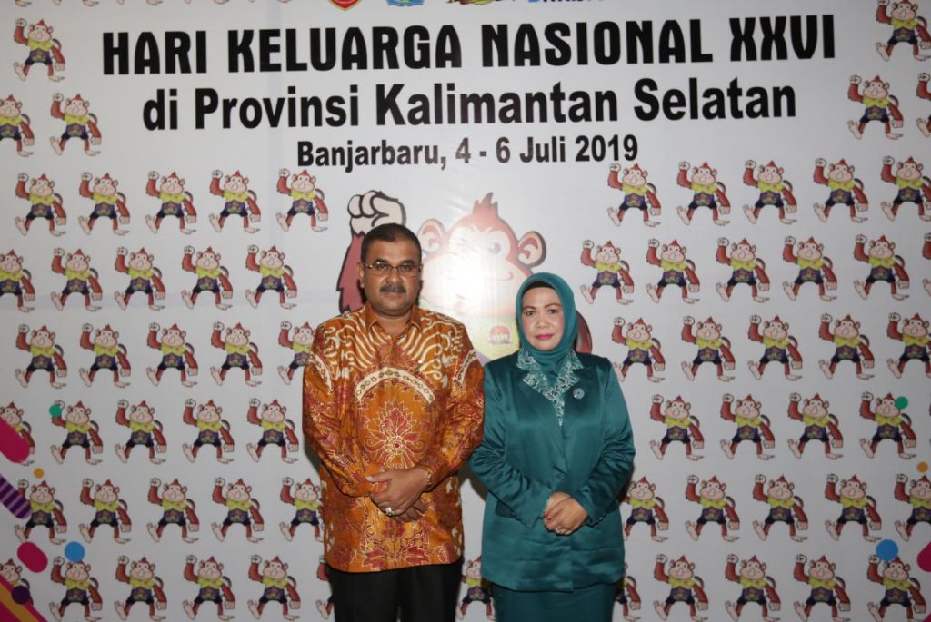Bupati Karimun beserta Ibu Hj Raja Hazmah Aunur Rafiq, usai terima penghargaan di Gedung Mahligai Pancasila Banjarmasin, Jumat ( 5/7 /19).