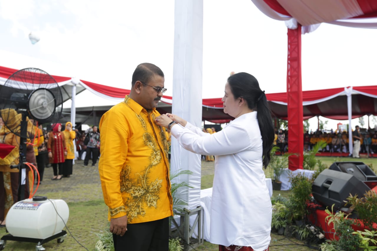 Bupati Beserta Ibu Hj Raja Azmah Aunur Rafiq, Menerima Penghargaan Manggala Karya Kencana