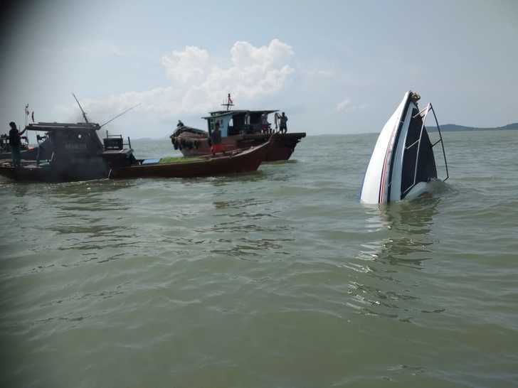 Kapal Tengiri 4 yang karam di laut pulau Kanipan, Karimun, Ahad (27/07/2019).