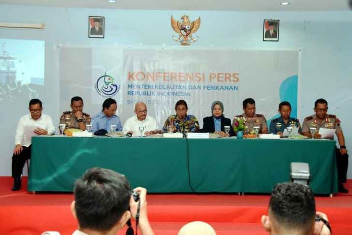 Komandan Pangkalan Utama TNI Angkatan Laut (Danlantamal IV) Tanjungpinang dan Menteri Susi saat siaran pers