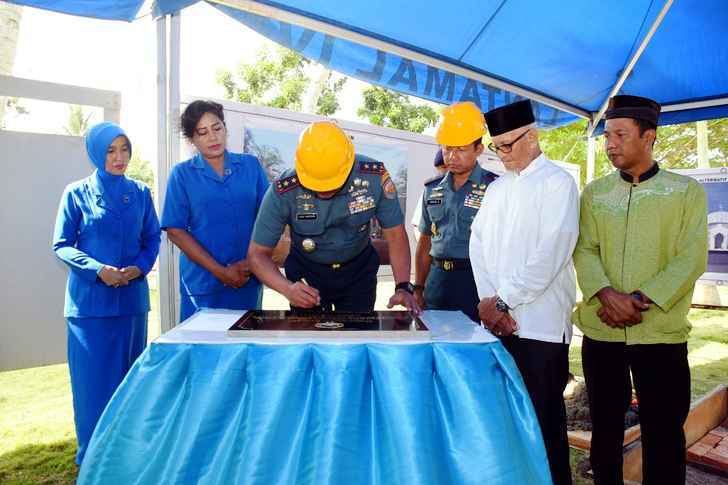 Peletakkan batu pertama pembangunan masjid Al-Ihsan, komplek satuan Mentigi Koramada I di Tanjung Uban, Bintan, Kamis (04/7).