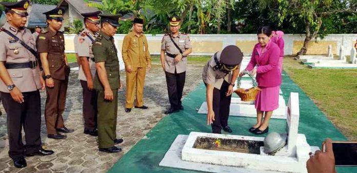 Tabur Bunga Di Makam Pahlawan pada HUT Bhayangkara, Senin (02/07/2019).