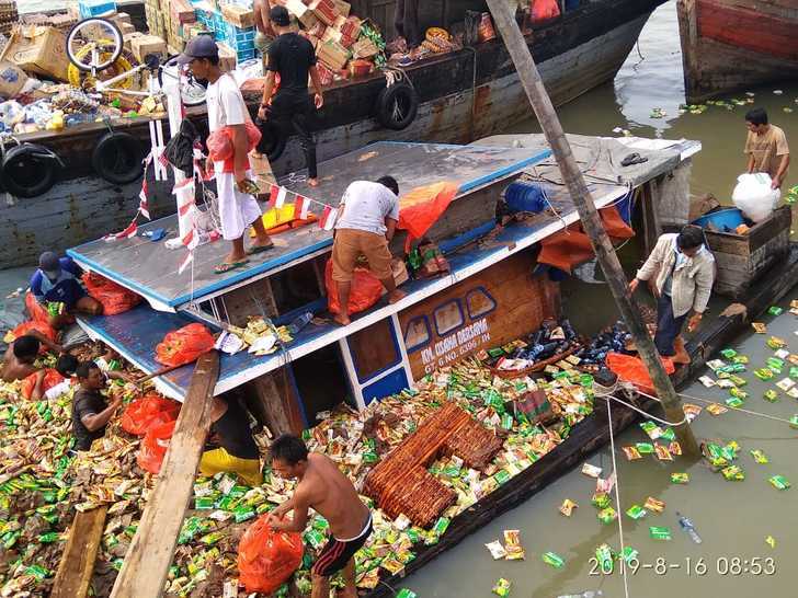 Kapal Kago Muatan Sembako, Karam di Pelabuhan Aseng