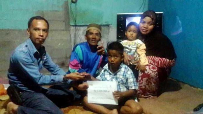 UPZ PT Timah Tbk saat menyerahkan bantuan perobatan terhadap M Fauzi, Penderita Kelenjar Getah Bening UPZ PT Timah Tbk saat menyerahkan bantuan perobatan terhadap M Fauzi, Penderita Kelenjar Getah Bening