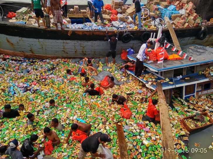 Kapal Kago Muatan Sembako, Karam di Pelabuhan Aseng Tanjungbatu