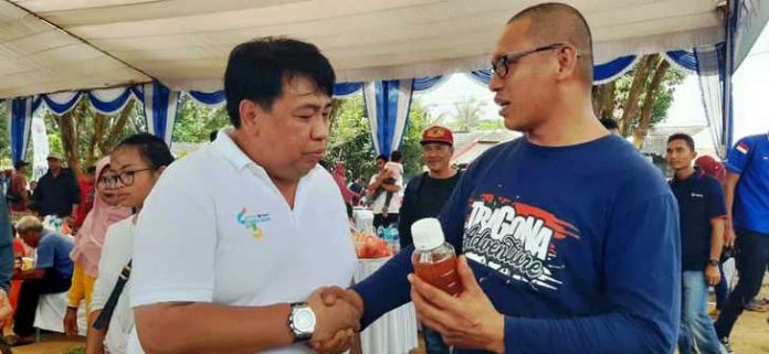 Direktur Utama PT Timah Tbk, Riza Pahlevi Tabrani, beserta M Amir, di stand bazar HUT PT Timah Tbk ke-43 Tahun 2019.