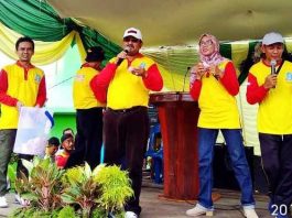 Bupati Karimun, Dr H Aunur Rafiq, saat melakukan pencabutan undian lucky drow pada HUT Rembads ke 27