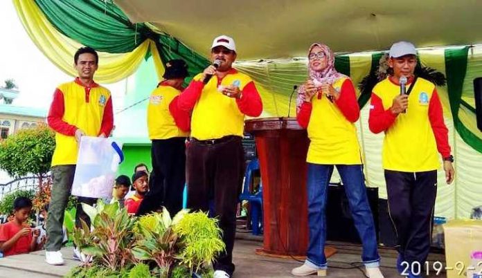 Bupati Karimun, Dr H Aunur Rafiq, saat melakukan pencabutan undian lucky drow pada HUT Rembads ke 27 Bupati Karimun, Dr H Aunur Rafiq, saat melakukan pencabutan undian lucky drow pada HUT Rembads ke 27