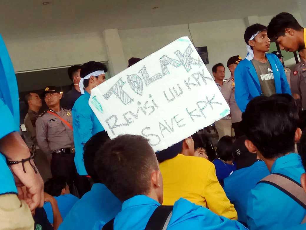 Polisi Kewalahan, Ratusan Mahasiswa Kepri Geruduk Kantor DPRD Provinsi Kepri