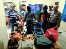 Dua pelaku pencurian, SP dan HR, bersma tim gabungan Unit Reskrim Polsek Kundur, dan sejumlah barang bukti
