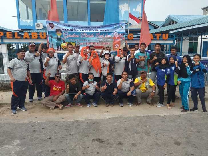 Gotong royong di Pelabuhan Tanjungbatu (2)