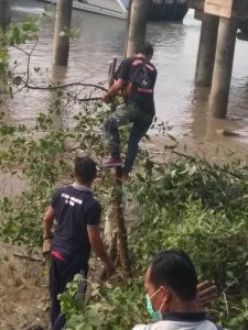 Gotong royong di Pelabuhan Tanjungbatu (3)