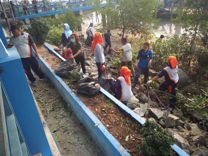 Gotong royong di Pelabuhan Tanjungbatu