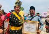 Kades Sei Sebesi, Nazarudin, saat menerima penghargaan dari Plt Gubernur Kepri, Isdianto, pada HUT Kepri ke-17 di Gedung Daerah Tanjungpinang (24/09/19).