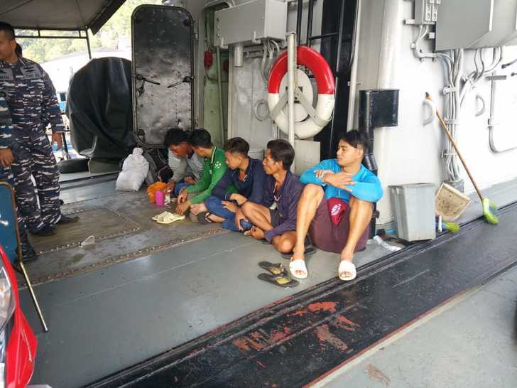 KRI Cut Nyak Dien-375 Tangkap Kapal Berbendera Vietnam Di Perairan Jemaja, Anambas